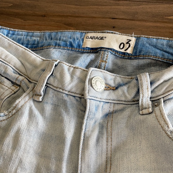 GARAGE light wash jeans with ripped detail - Picture 5 of 6